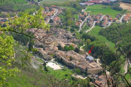 medeltida hus till salu i Marche i Italien