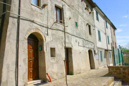 medeltida hus till salu i Marche i Italien